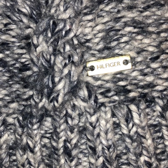 Tommy Hilfiger women’s sweater - Picture 2 of 3